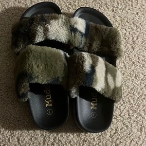 Mudd size 7 teddy slides w/ bling